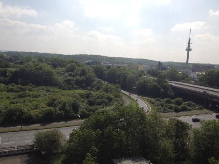 Ausblick auf die nur 500m entfernte Flughafenautobahn Richtung Messe