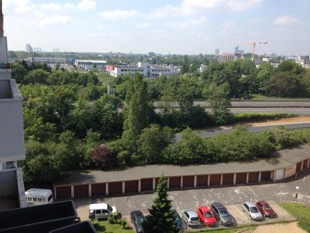 Einige der kostenlosen Parkplätze vor dem Haus