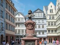 Neue-Altstadt-Hühnermarkt-mit-Stoltzebrunnen front large©#visitfrankfurt